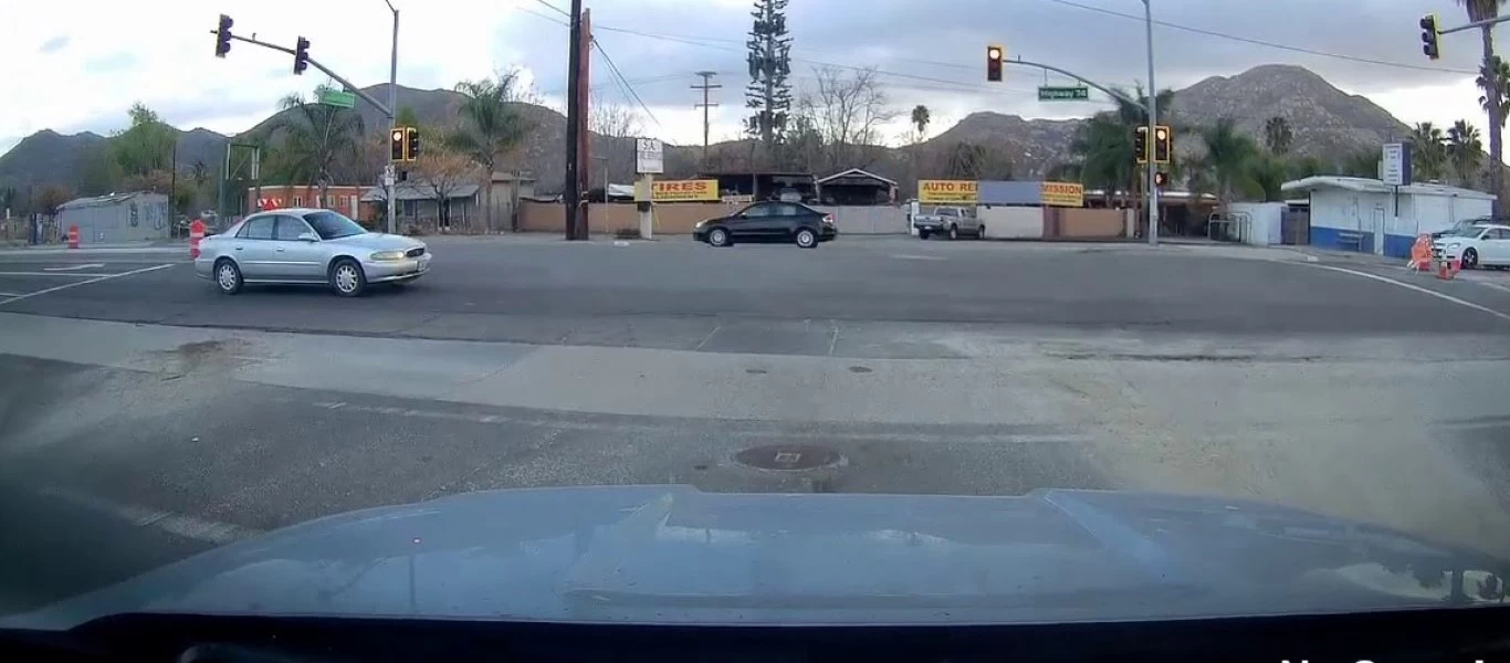 Οδηγός χάνει τον έλεγχο του τζιπ και το σώζει τελευταία στιγμή (βίντεο)